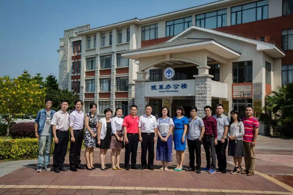 院庆校友回校探望