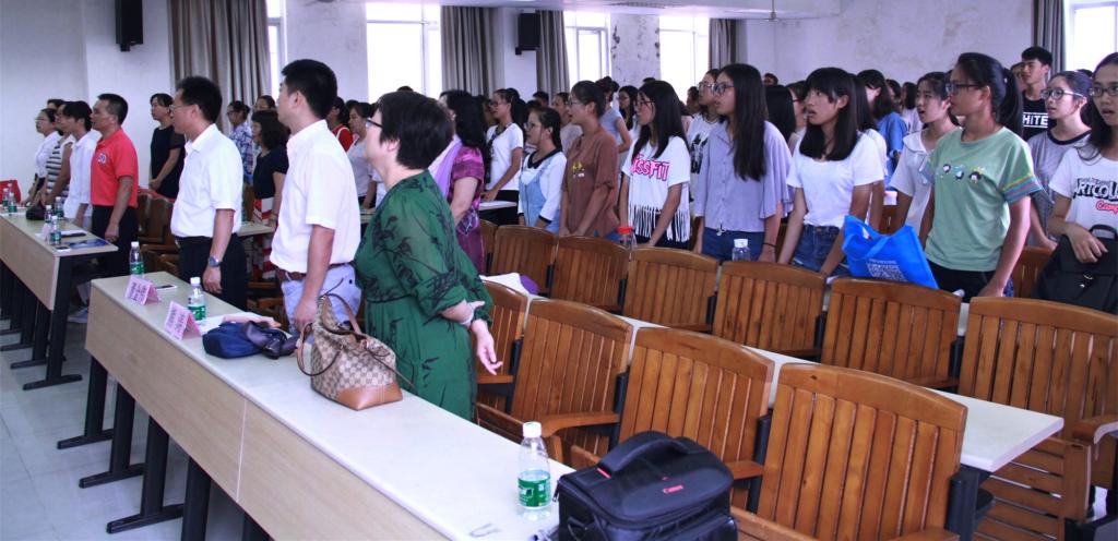 与会全体人员奏唱校歌