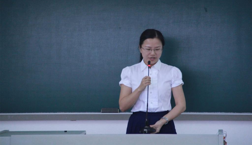 系主任谢剑萍介绍学院及专业概况