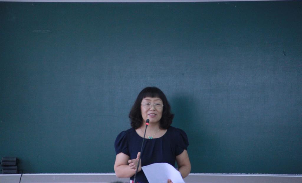 教师代表张效珍发言