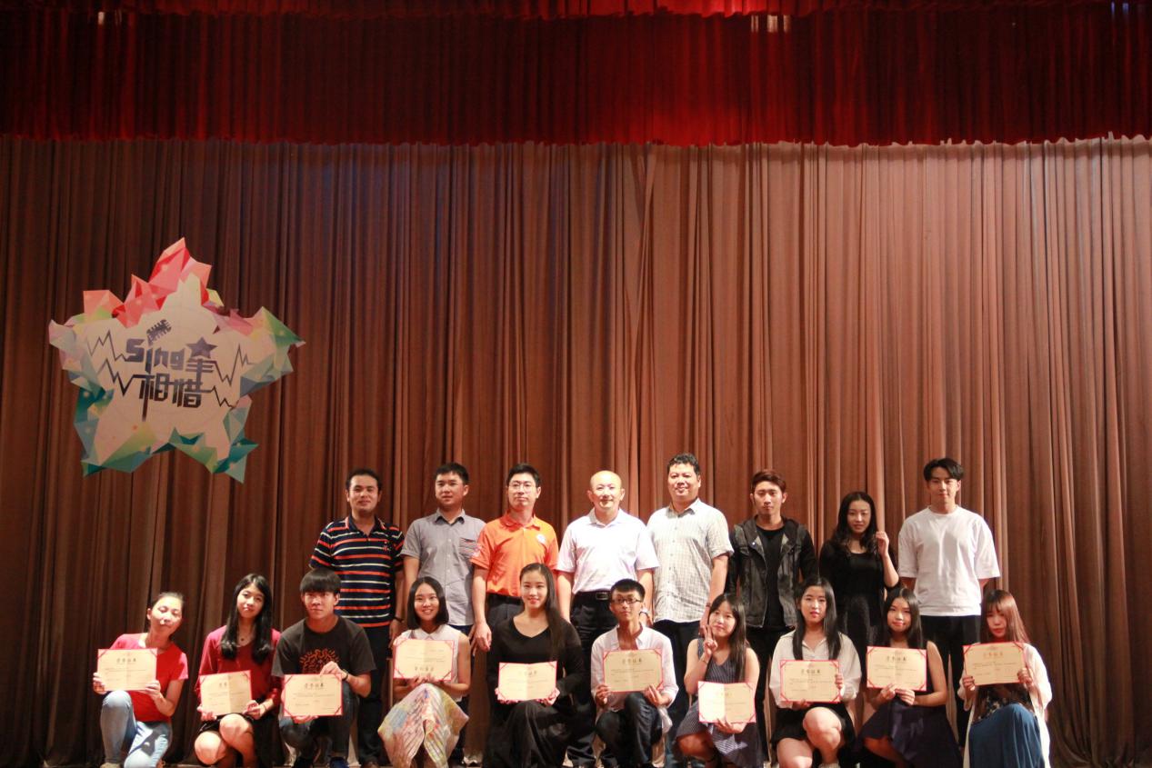 嘉宾与获奖选手合影