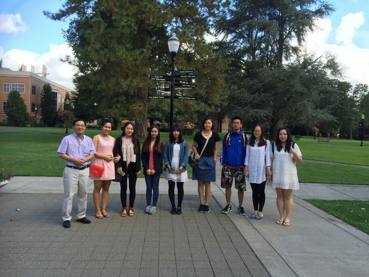 彭校和在乔治福克斯的学生合影